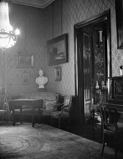 3.) A Gerbeaud család kis szalonja. A képen Stróbl Alajosnak Gerbeaud Emilről készített márványszobra látható (20.
század első fele)